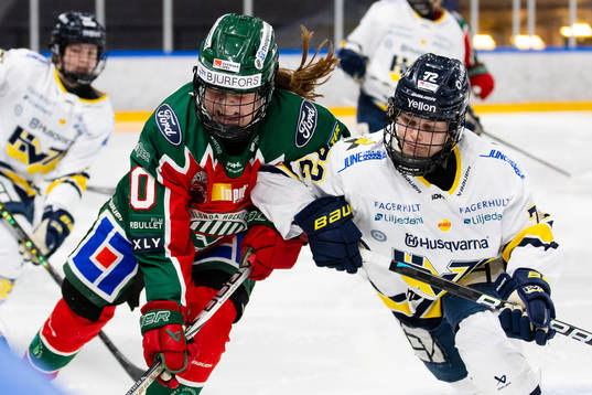 Frölundas Emilia Vesa och HV71s Kiira Yrjänen