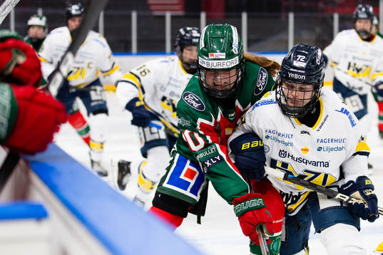 Frölundas Emilia Vesa och HV71s Kiira Yrjänen