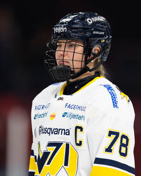 HV71s Elin Svensson innan ishockeymatchen i SDHL mellan