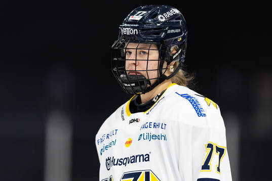 HV71s Mira Jungåker  innan ishockeymatchen i SDHL mellan