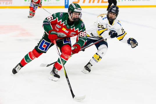 Frölundas Emilia Bergeby Hallbeck och HV71s Anni Montonen