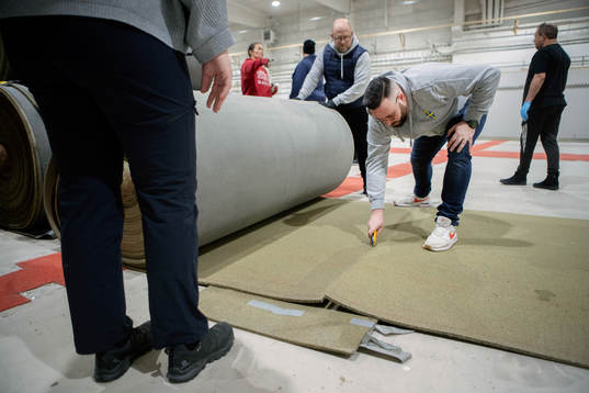 Föräldern Mauro Bottaglia lägger konstgräs