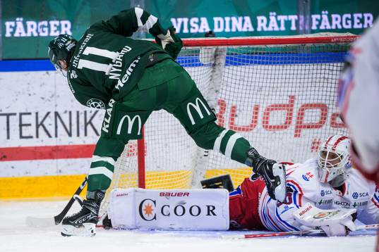 Färjestads Joakim Nygård och Timrås målvakt Jacob