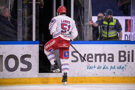 Timrås Anton Lander lämnar isen