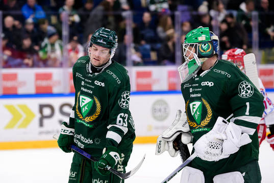 Färjestads Carl Dahlström och målvakt Victor Brattström