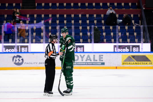 Färjestads Victor Ejdsell i samtal med Domare Alexander