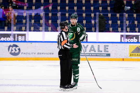 Färjestads Victor Ejdsell i samtal med Domare Alexander