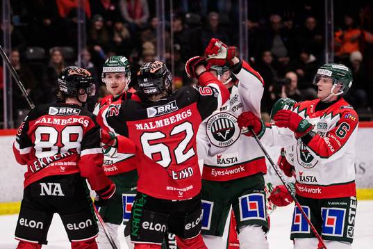 Frölundas Carl Klingberg och Örebros Robert Leino i gruff