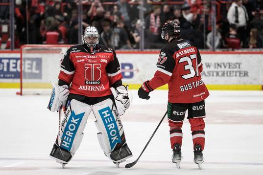 Örebros målvakt Jhonas Enroth och Glenn Gustafsson deppar