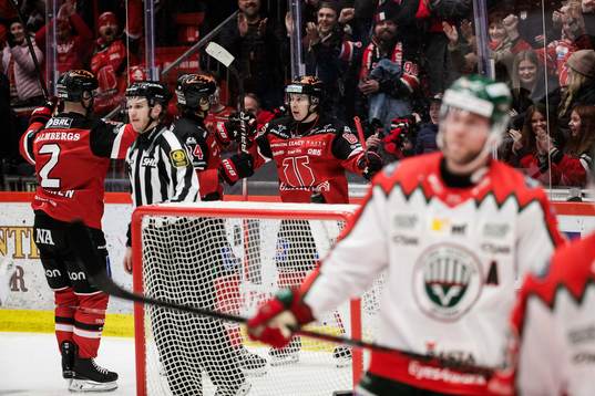 Örebros Robert Leino jublar