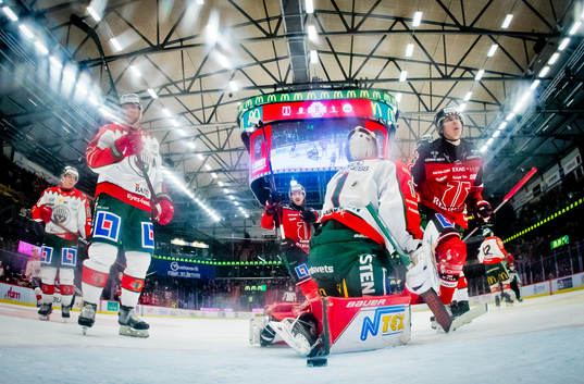 Örebros Robert Leino gör 1-1 på Frölundas målvakt Lars