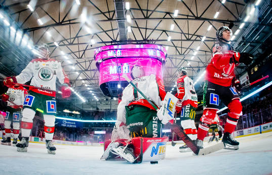 Örebros Robert Leino gör 1-1 på Frölundas målvakt Lars