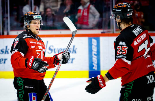 Örebros William Wikman jublar vid 2-1 med Philip Holm