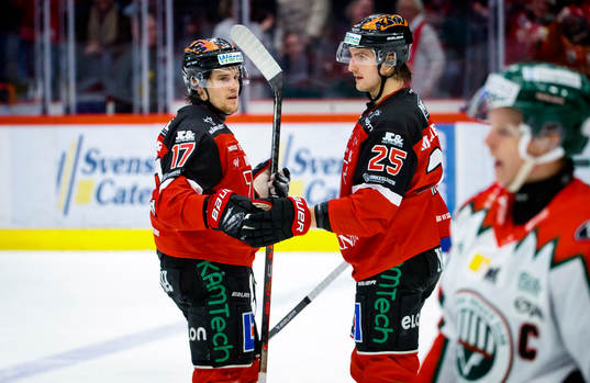 Örebros William Wikman jublar vid 2-1 med Philip Holm  och