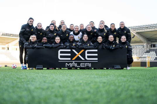 Players gather for a photo