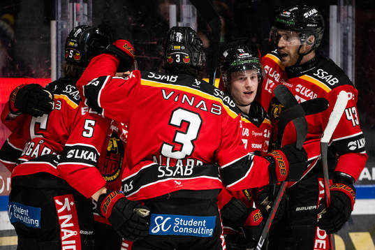 Luleås Pontus Andreasson jublar med lagkamrater