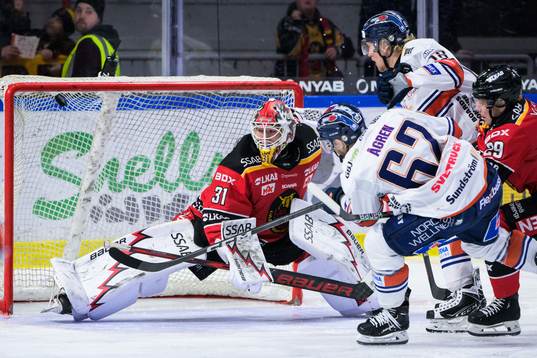 Växjös Manuel Ågren gör 2-1 bakom Luleås målvakt