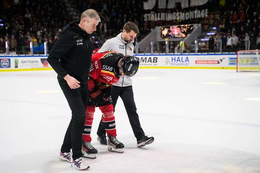 Luleås Jonas Berglund hjälps av isen