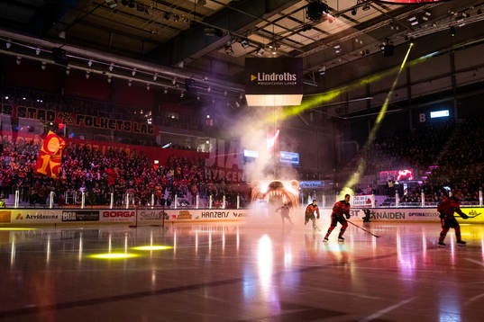 Luleås spelare åker in på isen