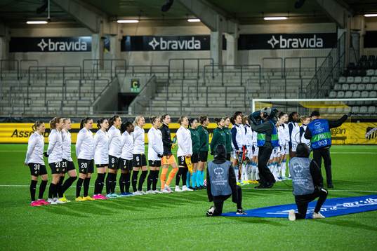 The players at line up