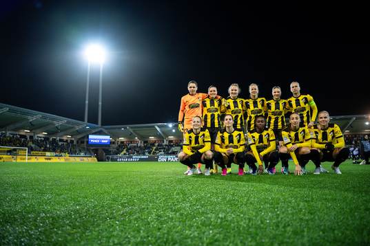 The starting eleven of Häcken pose for a photo ahea of the