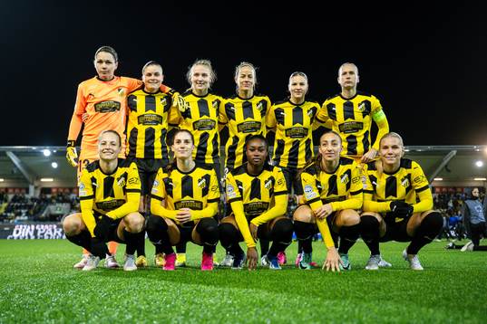 The starting eleven of Häcken pose for a photo ahea of the
