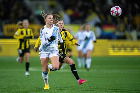 Lou Bogaert of Paris FC and Katariina Kosola of Häcken