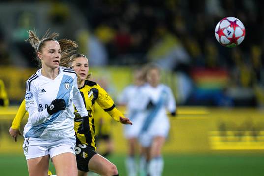 Lou Bogaert of Paris FC and Katariina Kosola of Häcken