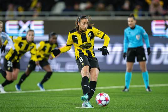 Rusul Rosa Kafaji of Häcken with a penalty kick