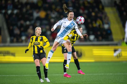 Gaetane Thiney of Paris FC, Josefine Rybrink and Katariina