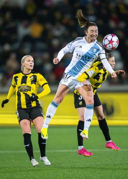 Gaetane Thiney of Paris FC, Josefine Rybrink and Katariina
