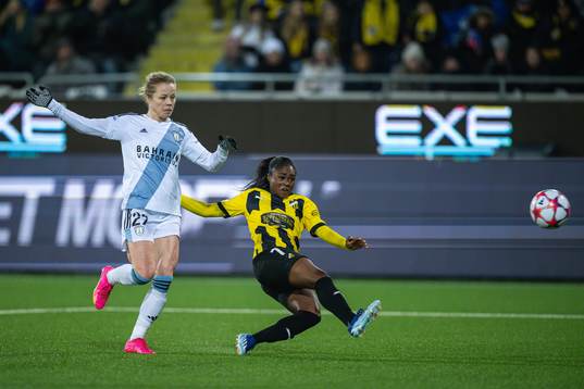 Julie Soyer of Paris FC and Monica Jusu Bah of Häcken