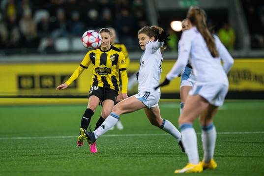 Katariina Kosola of Häcken and Dapnhe Corboz of Paris FC