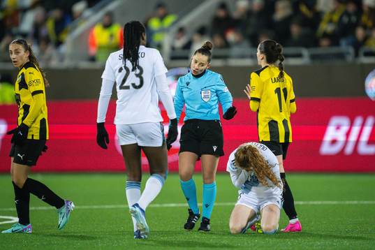 Referee Iuliana Demetrescu, Clarissa Larisey of Häcken and