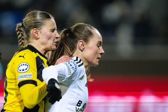 Katariina Kosola of Häcken and Lou Bogaert of Paris FC