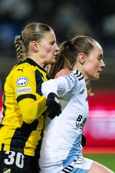 Katariina Kosola of Häcken and Lou Bogaert of Paris FC
