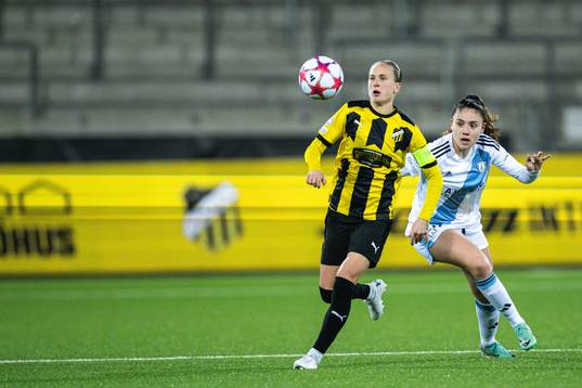 Filippa Curmark of Häcken and Louna Ribadeira of Paris FC
