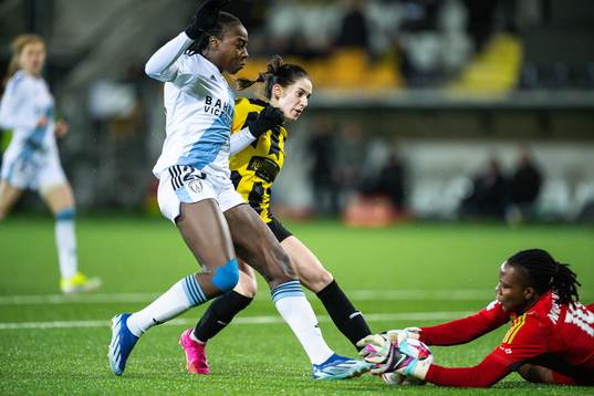 Tennisoun Sissoko and Chiamaka Nnadozie of Paris FC and