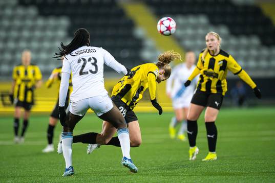 Tennisoun Sissoko of Paris FC and Anna Anvegård of Häcken