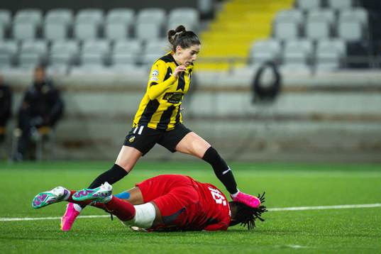 Clarissa Larisey of Häcken and goalkeeper Chiamaka