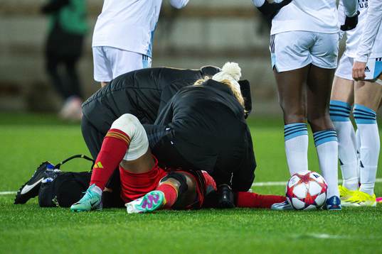 Goalkeeper Chiamaka Nnadozie of Paris FC in pain