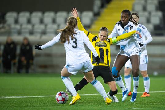 Filippa Curmark of Häcken and Tennisoun Sissoko of Paris FC