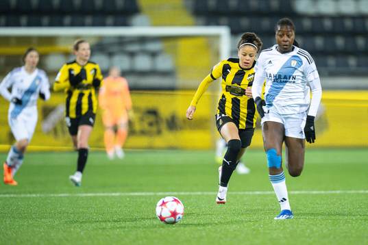 Felicia Schröder of Häcken and Tennisoun Sissoko of Paris