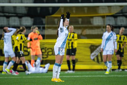 Lou Bogaert of Paris FC reacts