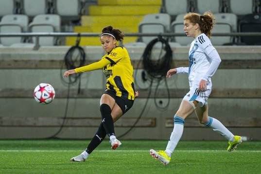 Felicia Schröder of Häcken and Celina Ould Hocine of