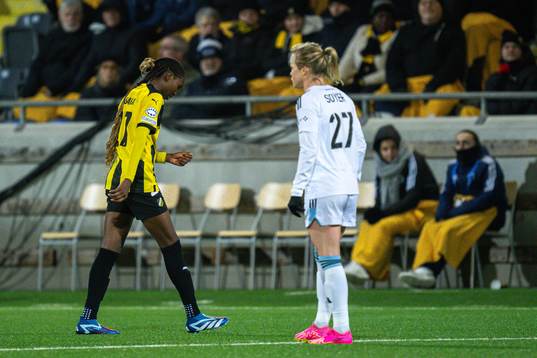 Aisha Masaka of Häcken leave the pitch