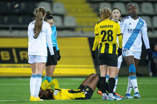 Aisha Masaka of Häcken in pain