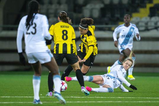 Felicia Schröder of Häcken and Julie Soyer of Paris FC