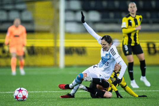 Kessaya Bussy of Paris FC and Josefine Rybrink of Häcken
