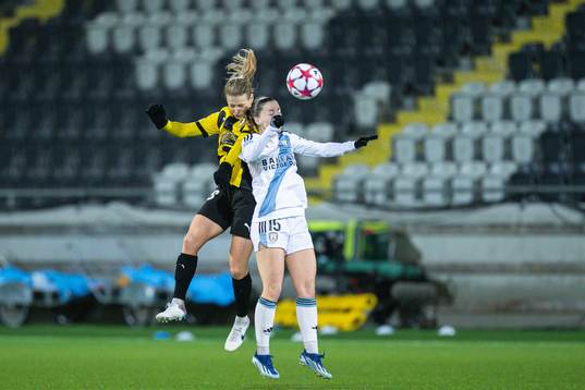 Anna Anvegård of Häcken and Margaux Le Mouel of Paris FC